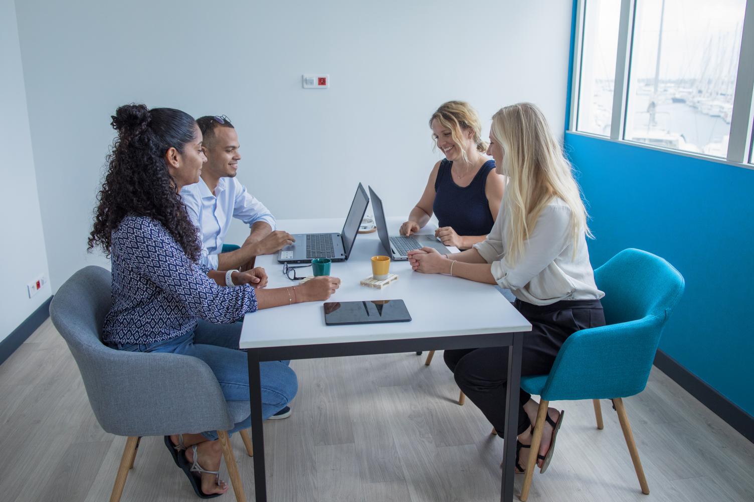 Salle de réunion, de formation et de séminaire disponible à la location à la marina du Marin dans le sud de la Martinique / BLUE WORKING / Louer une salle de réunion en quelques clics sur notre site